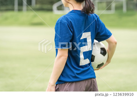 サッカーボールを持ちながら応援するファン・サポーターの日本人女性 123639910