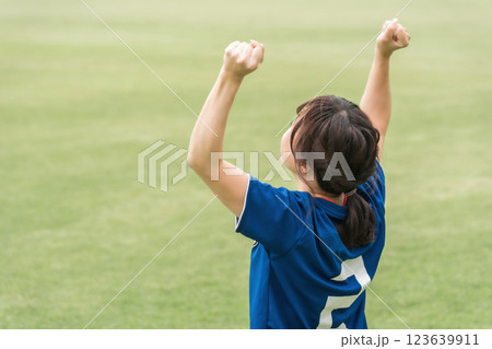 サッカーで勝利してガッツポーズするサッカーファン・サポーター 123639911