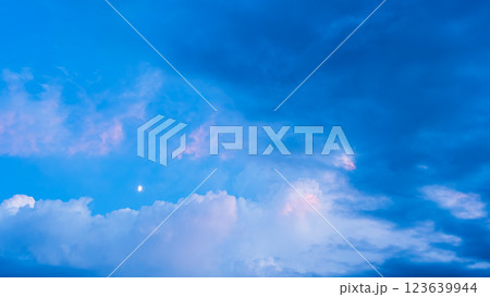 真夏の夕暮れ時にあらわれた積乱雲 真夏の夕暮れ時にあらわれた積乱雲 123639944