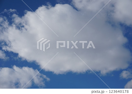 青空に浮かぶ雲 青空に浮かぶ雲 123640178