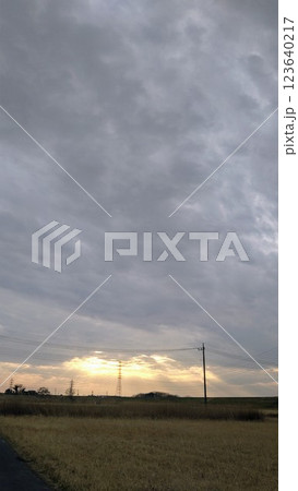 夕日に照らされた田んぼ 123640217