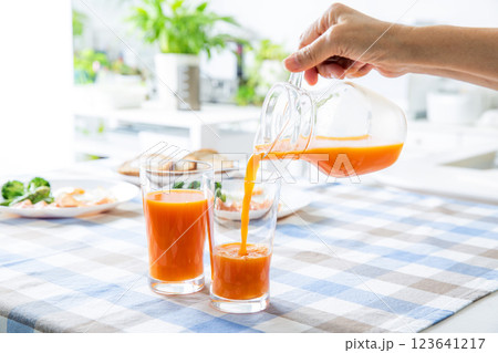 野菜ジュースを注ぐ 健康的な食事 野菜ジュースを注ぐ 健康的な食事 123641217