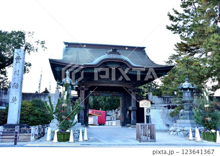 愛知県　豊川稲荷総門と松飾り 123641367