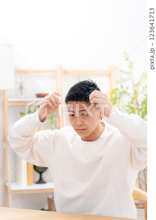男子　10代　ヘアケア 123641713