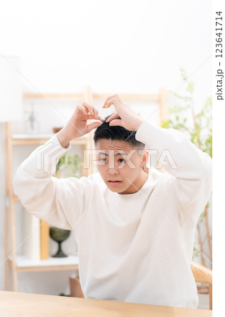 男子　10代　ヘアケア 123641714