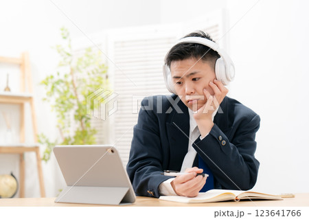 男子　10代　勉強　ヘッドホン 123641766