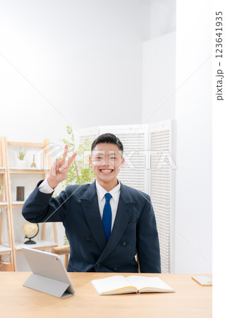 男子　10代　勉強　ピース 123641935