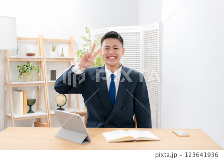 男子　10代　勉強　ピース 123641936