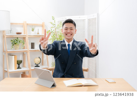 男子 10代 勉強 ピース 男子 10代 勉強 ピース 123641938
