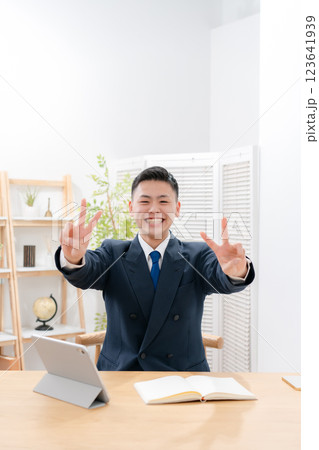 男子 10代 勉強 ピース 男子 10代 勉強 ピース 123641939