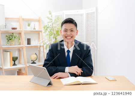 男子　10代　勉強　笑顔 123641940