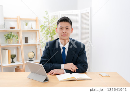 男子　10代　勉強　笑顔 123641941