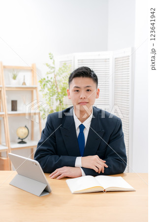 男子　10代　勉強　笑顔 123641942