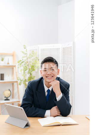 男子　10代　勉強　笑顔 123641946