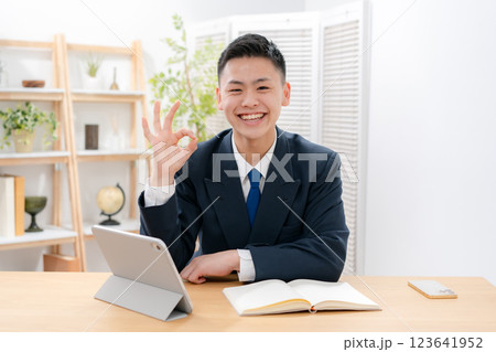 男子　10代　勉強　OK 123641952