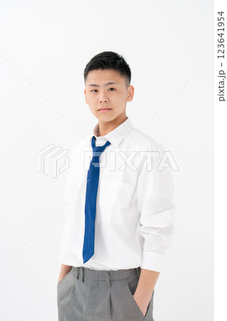 男子　10代　制服　ワイシャツ 123641954