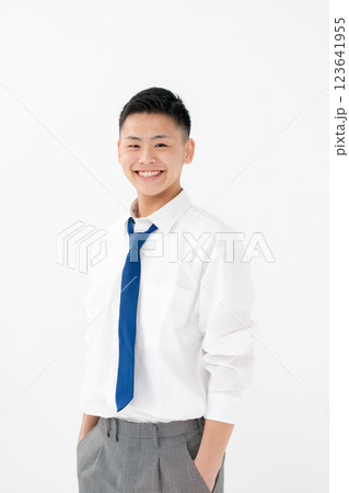 男子　10代　制服　ワイシャツ 123641955