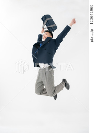 男子　10代　制服　ジャンプ 123641969