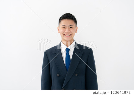 男子　10代　制服　ポートレート 123641972