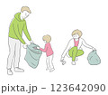 ゴミ拾いする家族 123642090