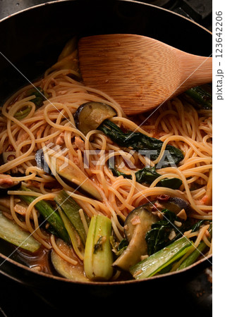 料理中のトマトソースのパスタ 123642206