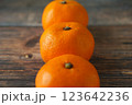 木製のテーブルに置かれたみかん 123642236