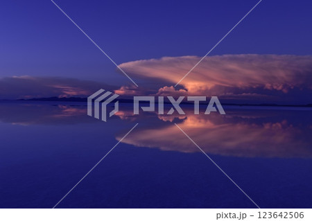 ウユニ塩湖の夕焼け 123642506