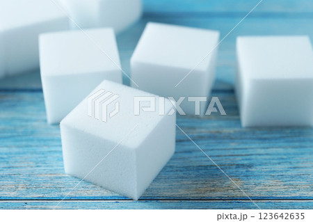 並べたメラミンスポンジ 123642635