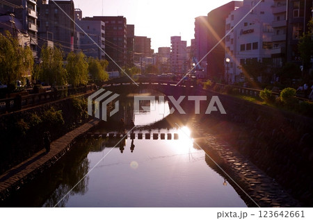 長崎市 めがね橋より夕陽 長崎市 めがね橋より夕陽 123642661