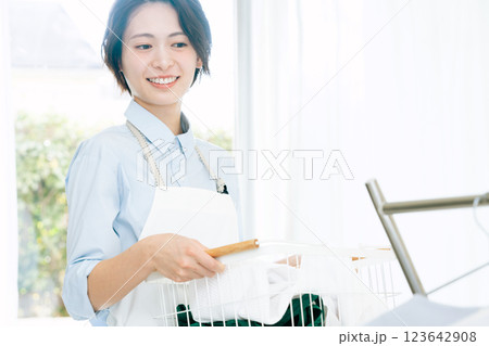 洗濯かごを持つ女性 洗濯かごを持つ女性 123642908