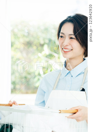 洗濯かごを持つ女性 洗濯かごを持つ女性 123642910