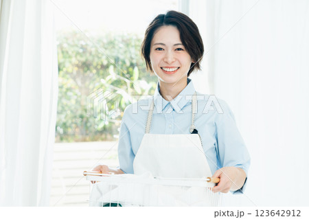 洗濯かごを持つ女性 洗濯かごを持つ女性 123642912
