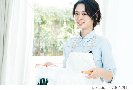 洗濯かごを持つ女性 123642913