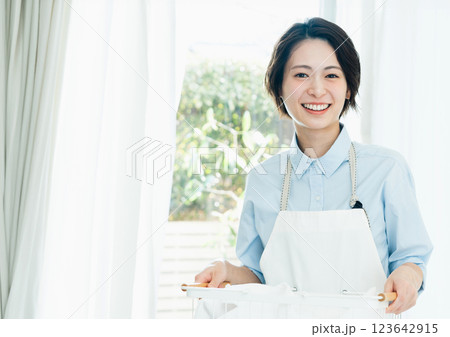 洗濯かごを持つ女性 123642915
