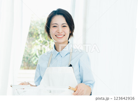 洗濯かごを持つ女性 123642916