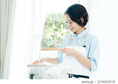 洗濯かごを持つ女性 洗濯かごを持つ女性 123642919