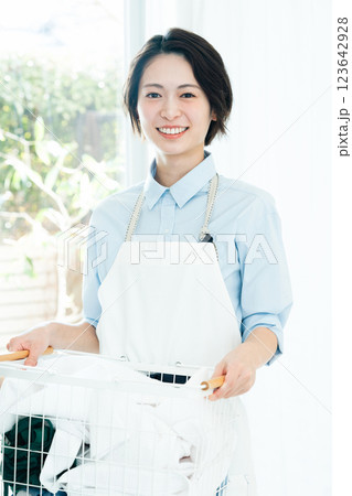洗濯かごを持つ女性 123642928