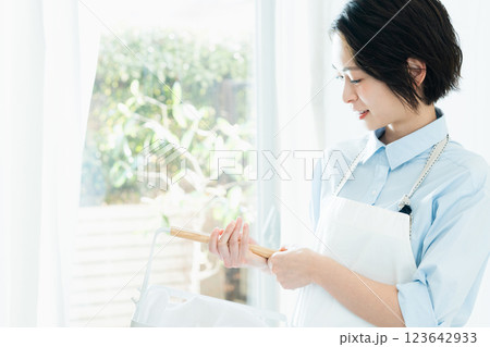 洗濯かごを持つ女性 123642933