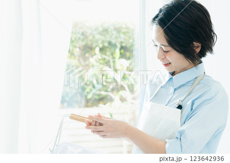 洗濯かごを持つ女性 洗濯かごを持つ女性 123642936