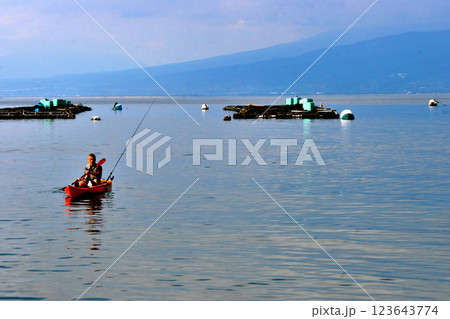 駿河湾の静かな海でカヤックフィッシング 駿河湾の静かな海でカヤックフィッシング 123643774
