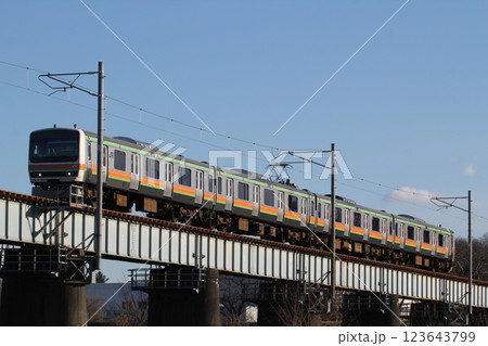 多摩川鉄橋を走る八高線の電車 123643799