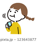 うがい、口を濯ぐ女の子 123643877