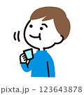 うがい、口を濯ぐ男の子 123643878