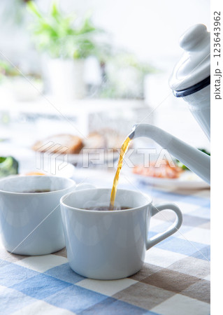 珈琲を注ぐ 朝の食卓のテーブル 珈琲を注ぐ 朝の食卓のテーブル 123643962