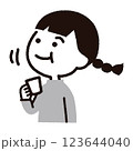 うがい、口を濯ぐ女の子：グレー 123644040