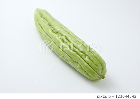 白色背景に新鮮な苦瓜の果実 123644342