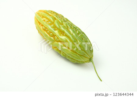白色背景に新鮮な苦瓜の果実 123644344