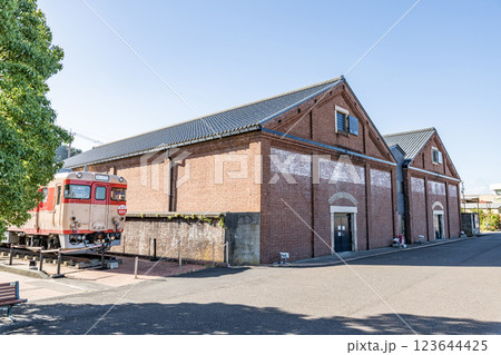 福井県敦賀市　敦賀の人気の観光施設　快晴の敦賀赤レンガ倉庫 123644425