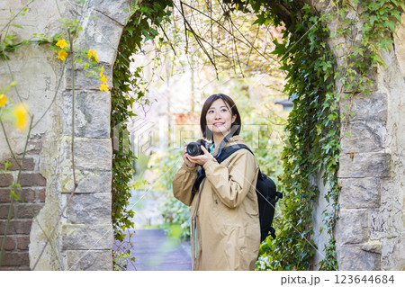 カメラ女子　旅行　女子旅 123644684