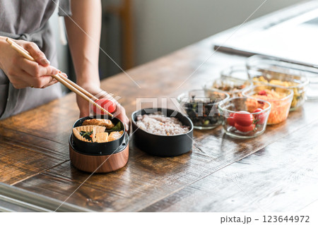 キッチンでお弁当を詰める女性の手元(愛妻弁当) キッチンでお弁当を詰める女性の手元(愛妻弁当) 123644972
